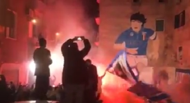 Video Tifosi Del Napoli Sotto Il Murales Di Maradona Ai Quartieri