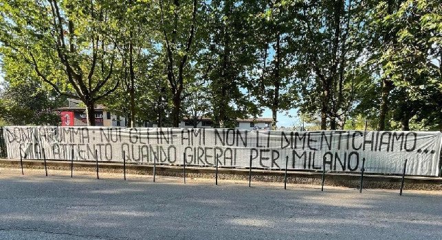 Striscione Di Minacce A Donnarumma Gli Infami Non Li Dimentichiamo Attento Quando Girerai A Milano Foto