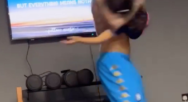 Allan balla con sua figlia: spunta il pantaloncino del Napoli [VIDEO]