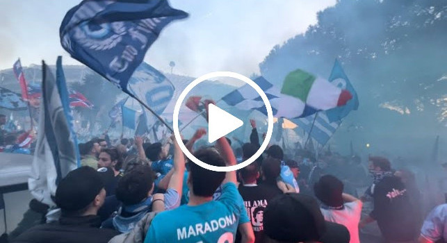 Napoli Balla Delirio Al Maradona All Esterno Della Curva B