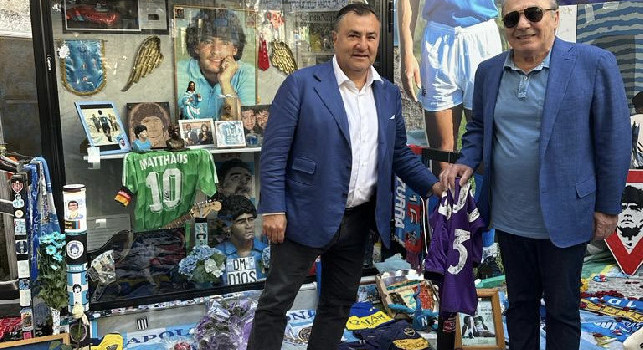 Fiorentina Commisso E La Dirigenza In Visita Al Murales Maradona