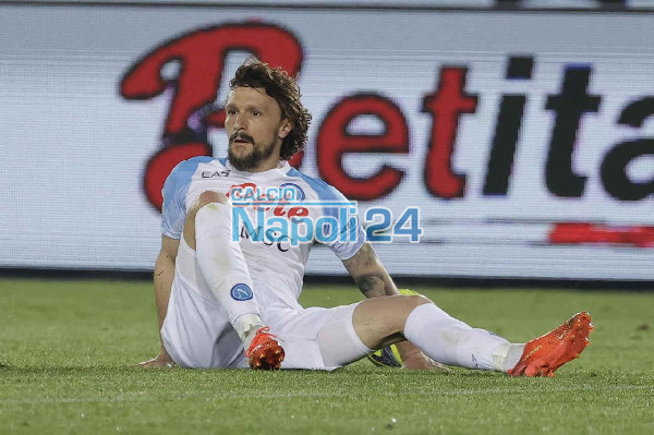 Anguissa Show Tra Gli Striscioni Dei Tifosi E Mario Rui In Braccio A