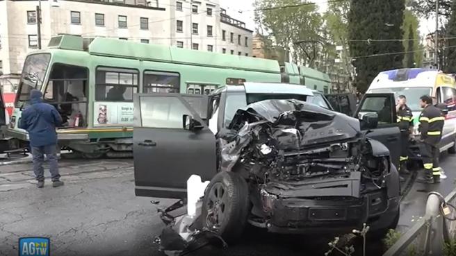 Immobile shock incidente a Roma auto distrutta si schiantato