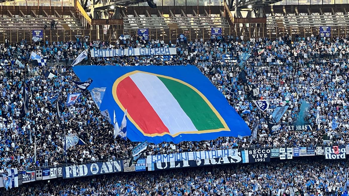 Provocazione Ultras Napoli, scudetto rovesciato: Bottino di guerra,  campioni in Italia!