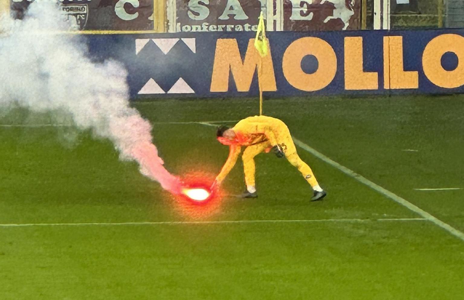 Tamburi e fumogeni, allo stadio dei Pini si rivedono gli ultras