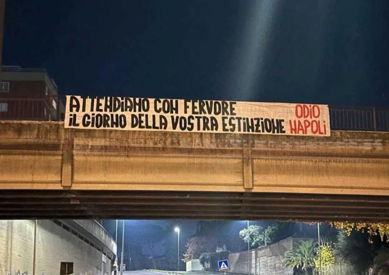 Striscione tifosi Roma