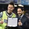 FOTO - Premiazione per Gianluca Grava, Hamsik consegna la targa al suo ex Capitano
