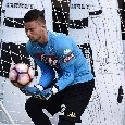 Contini autore di un bellissimo gesto, il portiere azzurro abbraccia un piccolo tifoso che lo inseguiva