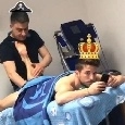 Mertens-D'Avino, massaggio in posizione <i>equivoca</i>: scherzo esilarante di Tonelli! [VIDEO]