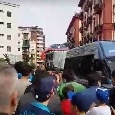 Pullman Cagliari, accoglienza infernale al San Paolo: fischi e pesanti insulti [VIDEO CN24]