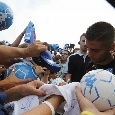 Insigne travolto dall'affetto dei tifosi: l'azzurro firma centinaia di autografi dopo l'allenamento [FOTOGALLERY CN24]