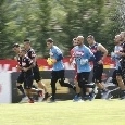 Dalla corsa sotto l'innaffiatore a Ghoulam <i>ala protettiva</i> di Ounas: gli scatti dell'allenamento mattutino