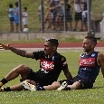 Allan-Mertens, che abbraccio in allenamento: i due...rotolano sull'erba [FOTOSEQUENZA CN24]