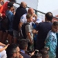Bimbo con lo zaino Juve, la SSC Napoli lo attende a bordocampo: l'invito è esteso a tutta la giornata