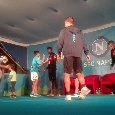 Dimaro, i bambini chiedono agli azzurri di salire sul palco per giocare a calcio: richiesta accettata! [VIDEO CN24]
