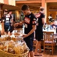 "Ci siamo portati la pasta da casa": Napoli a cena, Jorginho si serve da solo: Mario Rui attende al tavolo [FOTO]