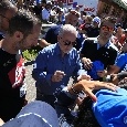 "Presidente un autografo sulla maglia?" De Laurentiis goliardico: "La prossima <i>pezzottata</i> non ve la firmo!" [VIDEO CN24]