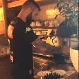 Tonelli versione barista, prepara il caffè in albergo e Hamsik lo deride [VIDEO]