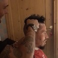 Insigne show, aiuta il barbiere a modellare la cresta di Hamsik: "Come sei delicato Lorenzo..." [VIDEO CN24]