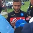 Insigne firma centinaia di autografi, ma c'&egrave; chi ha il coraggio di lamentarsi: "Si nun facit e scustumat nun sit vuje" [VIDEO CN24]