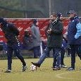 Lo sguardo attento di Edo De Laurentiis, l'immancabile sigaretta di Sarri e il torello gelato: tutti gli scatti della rifinitura degli azzurri [FOTO E VIDEO]