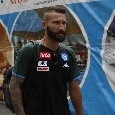 Tonelli firma autografi, il centrale sfida la pioggia per accontentare i tifosi [VIDEO CN24]