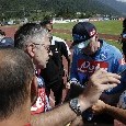 Ancelotti travolto dall'affetto dei tifosi: autografie e selfie per il nuovo allenatore del Napoli [FOTOGALLERY CN24]