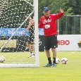 Ancelotti <i>si dà da fare</i>: l'allenatore azzurro sposta la porta per la partitella [FOTOSEQUENZA CN24]