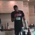 Meret ingessato e canterino, se la spassa in albergo intonando 'Albachiara' di Vasco [VIDEO]