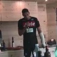 Meret ingessato e canterino, se la spassa in albergo intonando 'Albachiara' di Vasco [VIDEO]