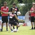 Adam Ounas lascia il campo: il franco algerino si tiene la gamba destra