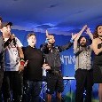 Entusiasmo e risate sul palco: i calciatori del Napoli fianco a fianco con i comici di Made in Sud [FOTO & VIDEO CN24]