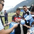 Lorenzo Insigne si getta tra la folla di tifosi: selfie ed autografi post allenamento per l'attaccante di Frattamaggiore [FOTO & VIDEO CN24]