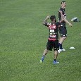 I fratelli Insigne entrano in campo ballando a ritmo di neomelodici: show al campo di Carciato [FOTOGALLERY CN24]