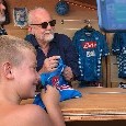 Bel gesto di De Laurentiis, regala la nuova maglia del Napoli ad un bambino per il compleanno! [VIDEO CN24]