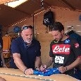 "Simone, ti posso prendere al Fantacalcio? Mi raccomando!". Verdi allo Store, che risate: siparietto con un tifoso! [VIDEO CN24]