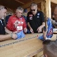 "Siamo qui da stamattina!": Ancelotti risponde al tifoso in fila agli autografi: "E io da 15 giorni" [VIDEO]
