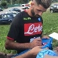 Molto serio Hysaj durante la sessione di autografi, richiesta per lui da una tifosa: "Un sorriso!" [VIDEO CN24]