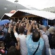 Insigne lascia lo store mentre firma le magliette, tanti tifosi restano senza autografo