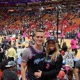 Milik si gode le vacanze a Miami con la sua Jessica: spettatori per una gara di NBA [FOTO]