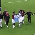 Kessie e Bakayoko prendono in giro Acerbi portando la sua maglia sotto la curva rossonera. La risposta del laziale: "Sono dispiaciuto, un segno di debolezza" [FOTO]