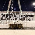 Protesta choc a Torino contro la Juventus, sacchi di banconote fuori lo Stadium: "Cosa importa della bolgia..." [FOTO]