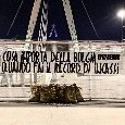 Protesta choc a Torino contro la Juventus, sacchi di banconote fuori lo Stadium: "Cosa importa della bolgia..." [FOTO]