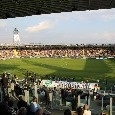 "De Laurentiis pezzo di me***", i tifosi del Frosinone si scagliano contro il patron del Napoli: il settore ospiti applaude