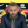 De Rossi dice addio alla Roma, commovente applauso dei compagni dopo la conferenza [VIDEO]