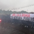 Contestazione a Roma, striscioni e tifosi infuriati: "Azienda funebre!". De Rossi esce per placare la folla [FOTO]