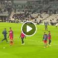 Cori anti Juve, Politano si riscalda a ritmo coi tifosi del Napoli |VIDEO|