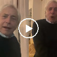 Il Napoli vince, Nino D'Angelo canta "Sarò con te" al pianoforte! | VIDEO