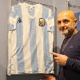 Spalletti al Museo del Calcio, scatto imperdibile con la maglia di Maradona | FOTO