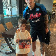 Giocatori del Napoli fanno felice un baby tifoso, selfie e autografi per Diego nel ritiro degli azzurri! | FOTOGALLERY